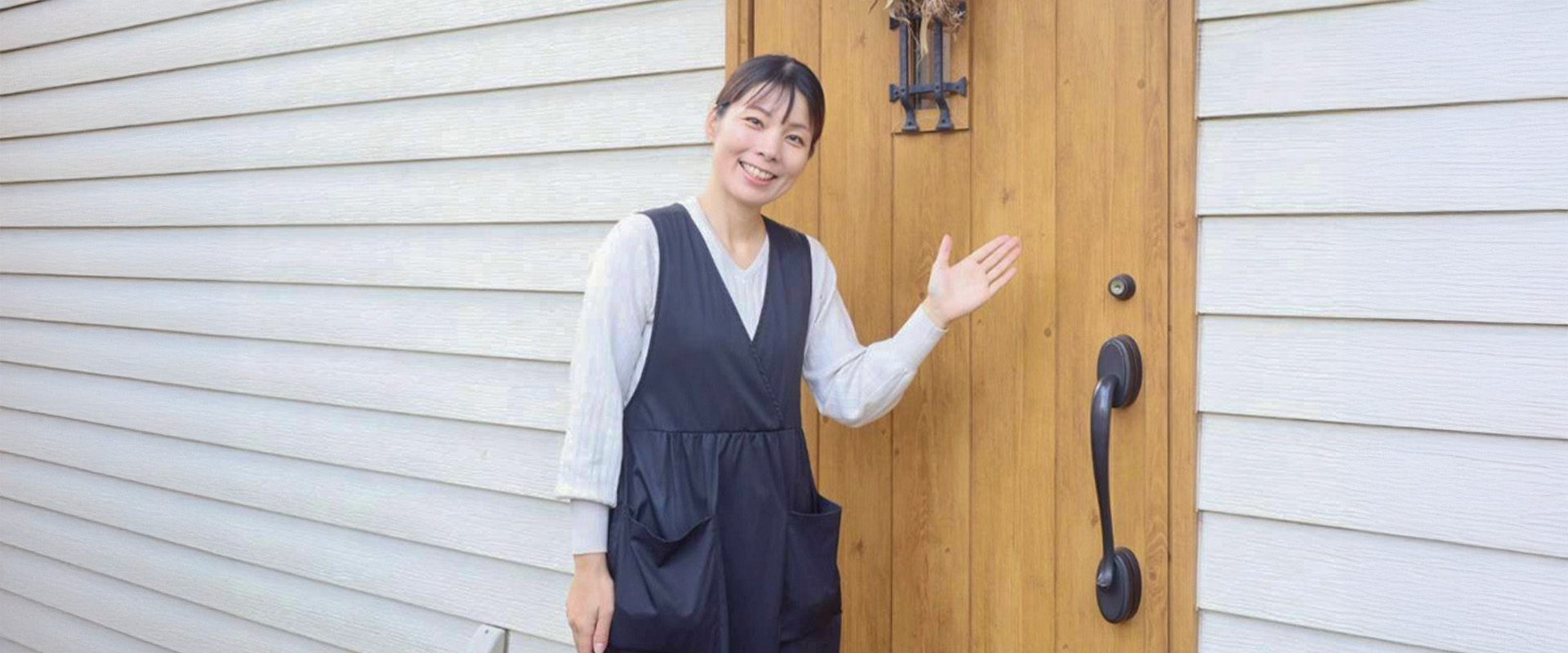 imaconoのオーナーがサロンの玄関でお出迎えしている様子